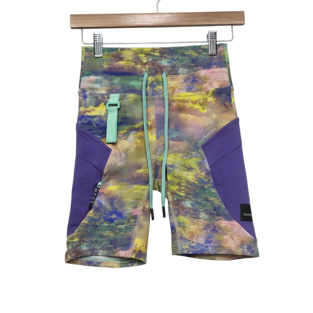 Lululemon Cargo High-Rise Hiking Short 8 Abstract Print Purple Womens 4 W7CHAS